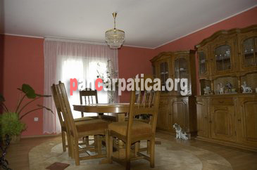 Imagine interior camera cu mobila de bun gust si plina de eleganta in pensiunea Obcina Mare din Gura Humorului