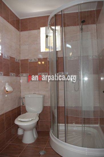 Imagine a baii cu dus din pensiunea Obcina Mare