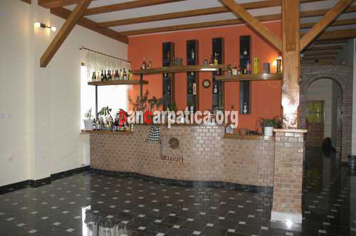 Imagine bar in interiorul pensiunii Ancuta din Borsa cu bauturi alccolice si vinuri specifice zonei Moldova