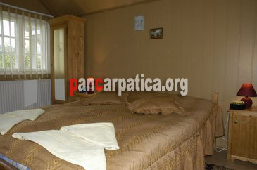 Imagine camera mare si spatioasa cu pat matrimonial in interiorul pensiunii Padurea de Smarald din Agapia