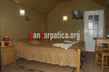Imagine camera cu pat matrimonial confortabil si elegant in pensiunea Padurea de Smarald din Agapia