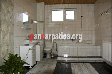 Imagine baie cu cada si dus in pensiunea Harieta din Agapia