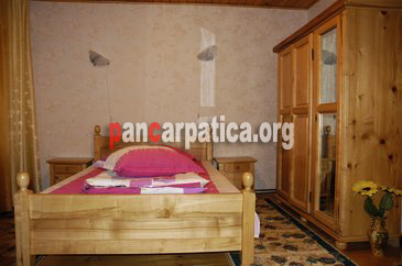 Imagine camera spatioasa cu pat matrimonial comod si mobila noua, moderna, in pensiunea Harieta din Agapia