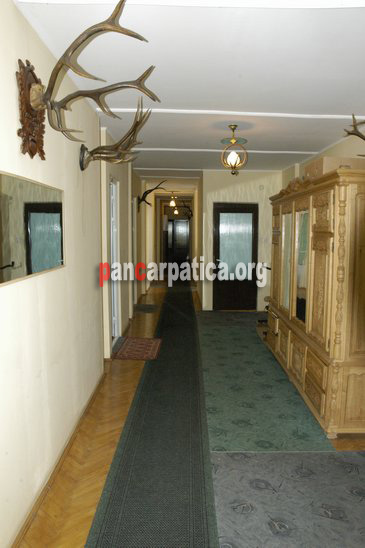 Imagine a holului interior in Hotel La Galan din Radauti cu exponate vanatoresti pe perete si mobila din lemn