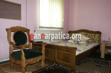 Imagine dormitor incapator cu un pat simplu comod in interiorul Hotelului La Galan din Radauti