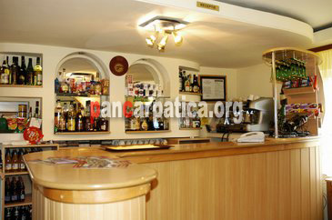 Imagine bar in pensiunea Voichita din localitatea Frasin cu bauturi alocolice si vinuri specifice zonei Moldova