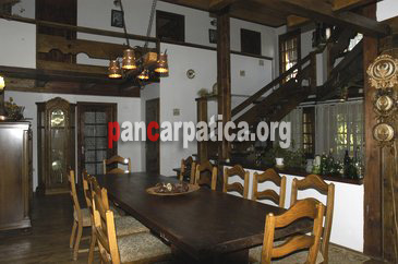 Imagine living cu scaune, mese si mobila din lemn moderna in interiorul pensiunii Sonet de Munte din Sucevita
