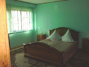 Imagine camera spatioasa si curata cu pat matrimonial in pensiunea Iristar din Falticeni