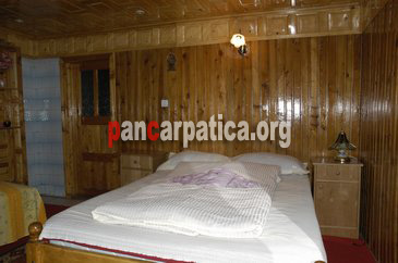 Imagine camera mare si spatioasa cu pat matrimonial in pensiunea Emilia din Sucevita