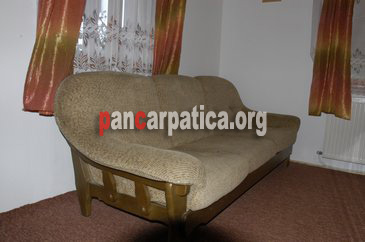 Imagine dormitor spatios cu canapea mare, in interiorul pensiunii Emilia din Sucevita