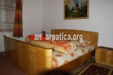 Imagine camera mare si eleganta cu pat matrimonial comod in interiorul pensiunii Emilia din Sucevita