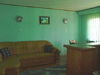 Imagine camera cu canapele si fotolii comode si elegante in interiorul pensiunii Iristar din Falticeni