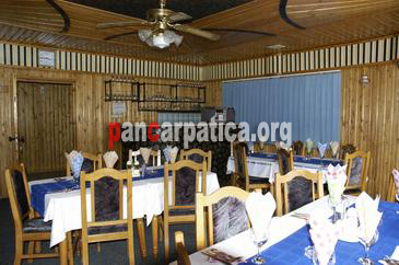 Imagine restaurant in pensiunea Orizont din Farcasa ce ofera turistilor meniu bogat si variat cu feluri de mancare specifice moldovenesti
