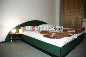 Imagine camera cu pat matrimonial comod si incapator la Hotel Silva din Vatra Dornei