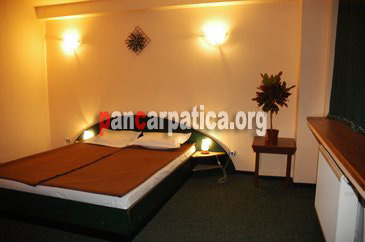 Imagine interior dormitor cu pat dublu curat si elegant la Hotel Silva din Vatra Dornei