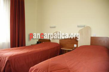 Imagine dormitor incapator cu 2 paturi simple confortabile in pensiunea Vanatorul din Vatra Dornei