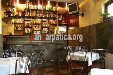 Imagine bar in interiorul pensiunii Musatini din Putna cu bauturi alcoolice si vinuri specifice zonei bucovinene