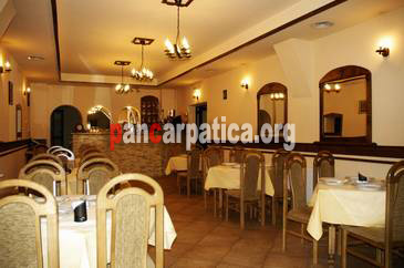 Imagine restaurant in pensiunea Katerina din Vatra Dornei ce ofera turistilor un meniu bogat si diversificat