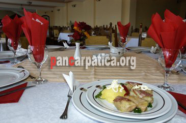 Imagine interior din restaurantul pensiunii Musatini-Putna ce ofera clientilor sai mancaruri excelente si foarte gustoase