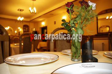 Imagine interior restaurant in pensiunea Katerina din Vatra Dornei ce ofera turistilor specialitati culinare savuroase