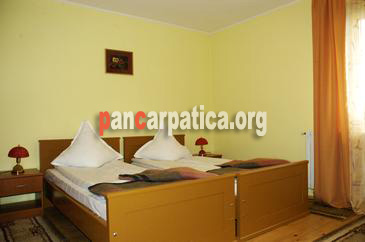 Imagine camera spatioasa si curata cu 2 paturi simple din pensiunea Gentiana-Vatra Dornei