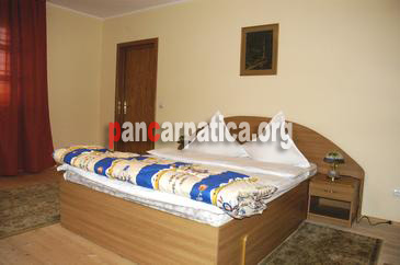 Imagine dormitor incapator cu pat matrimonial in interiorul pensiunii Gentiana-Vatra Dornei