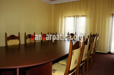 Imagine living cu sala de conferinte mare si incapatoare cu o capacitate de 100 de locuri in pensiunea Musatini din Putna