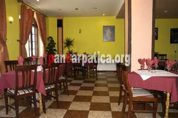 Imagine cu restaurantul decorat modern din pensiunea Fratii Mihali-Borsa