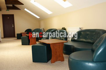 Imagine mansarda cu canapele si fotoliii confortabile in interiorul pensiunii Musatini din Putna