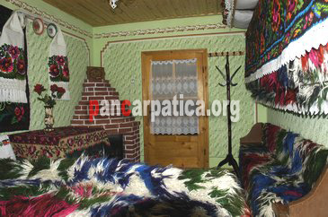 Imagine a unui interior de dormitor din pensiunea Sub Cetate la Matei din Oncesti cu traditie maramureseana