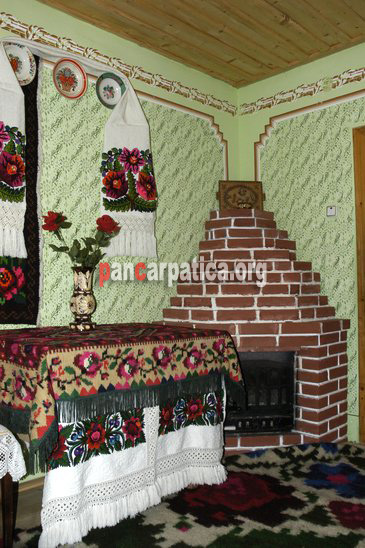 Imagine interior decorat cu bun gust in pensiunea Sub Cetate la Matei din Oncesti