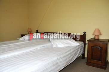Imagine camera cu pat dublu comod si curat in interiorul pensiunii Musatini din Putna