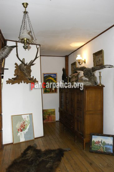 Imagini de decor in interiorul pensiunii Perla Maramuresului-Borsa unde turistii pot contempla obiectele de vanatoare