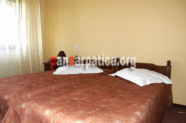 Imagine camera curata si cocheta cu 2 paturi simple in pensiunea Musatini din Putna