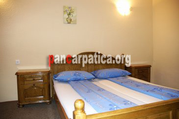 Imagine dormitor cu pat matrimonial incapator si confortabil din interiorul Hotelului Alex - Campulung Moldovenesc