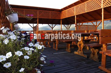 Imagine cu terasa pensiunii lebada-Bicaz cu vedere catre lacul Bicaz