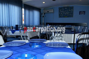Imagine cu restaurantul pensiunii Lebada cu bucate pline de imaginatie pregatite de proprietari pentru turistii veniti in vizita