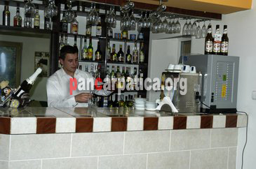 Imagine bar cu bauturi alcoolice si vinuri cu specific moldovenesc in Motel Han Ilisesti din Ilisesti