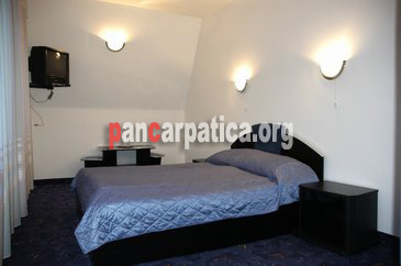 Imagine camera luminoasa cu pat matrimonial comod si curat la Motel Han Ilisesti din Ilisesti