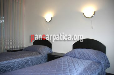Imagine a unei camere cu 2 paturi simple comode din interiorul Motelului Han Ilisesti-Ilisesti