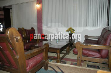 Imagine fotolii din lemn si masa in interiorul Hotelului Polaris din Falticeni