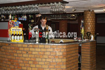 Imagine bar in interiorul pensiunii restaurant Luxor din Marginea cu bauturi alcoolice si vinuri specifice zonei Moldovei