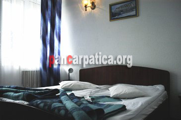 Imagine camera spatioasa cu pat matrimonial mare si comod in Hotel Polaris din Falticeni