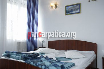 Imagine camera incapatoare si luminoasa cu pat matrimonial mare si curat la Hotel Polaris din Falticeni