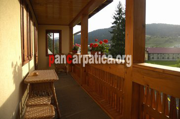 Imagine balcon in pensiunea Casa Aura de unde turistii pot admira imprejurimile satului Voronet