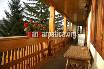Imagine balcon cu mese, scaune si flori frumoase la pensiunea Casa Aura din Voronet