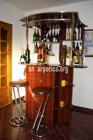 Imagine bar in interiorul pensiunii Casa Aura din Voronet cu bauturi alcoolice si vinuri cu specific bucovinean