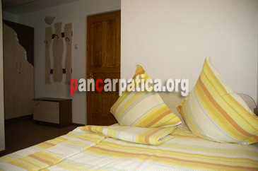 Imagine camera spatioasa si eleganta cu pat matrimonial confortabil la pensiunea Casa Aura din Voronet