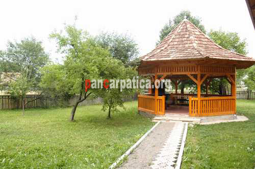 Imagine cu foisorul din lemn in care se pot admira frumoasele imprejurimi din Vama, ridicat in curtea pensiunii Casa Lucan