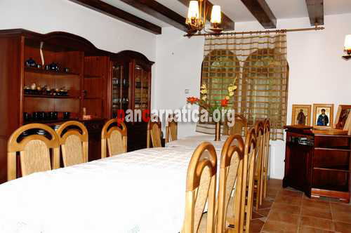 Imagine cu restaurantul pensiunii Casa Lucan din localitatea Vama unde te poti delecta cu muzica buna si sa servesti specialitati diverisificate